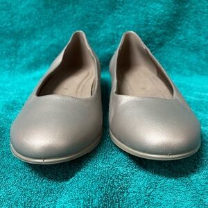 Ecco Gray Flats Minimalist Design